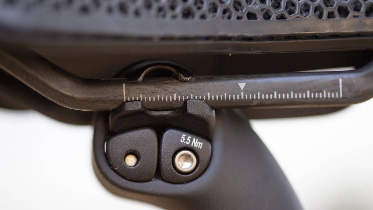 Fizik Argo R1 Adaptive detail of carbon rails