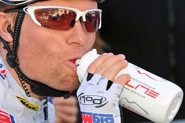 Fabien Bacquet (Big Mat-Auber 93) stays hydrated.