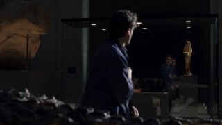 Marc Spector ser at speilbildet hans beveger seg i Marvel Studios' Moon Knight.
