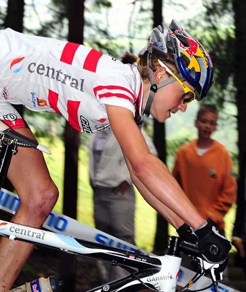 Elisabeth Osl (Central Ghost) on a steep descent