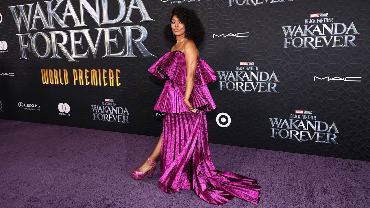 HOLLYWOOD, CALIFORNIA - OCTOBER 26: Angela Bassett attends Marvel Studios&#039; &quot;Black Panther: Wakanda Forever&quot; premiere at Dolby Theatre on October 26, 2022 in Hollywood, California