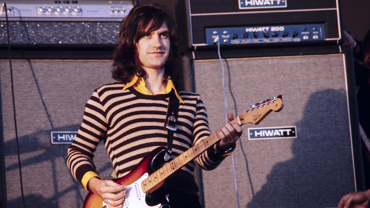 Dave Davies on stage during 'The Kinks' concert at the F&ecirc;te de l'Humanit&eacute;, September 7, 1974