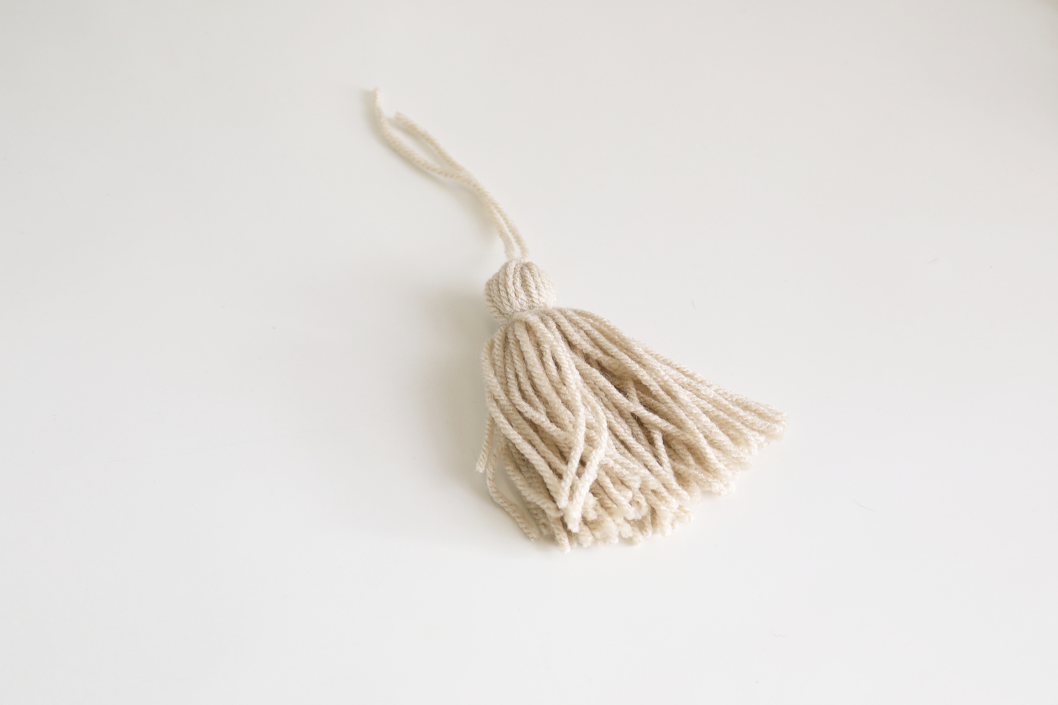 You can make this macramé wall hanging in just a couple of hours – it's ...