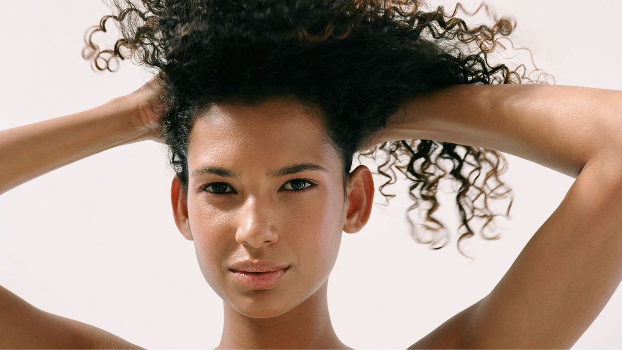 A woman with curly hair after air drying