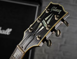 The Les Paul Custom-style Florentine includes Gibson’s top-of-therange hallmark of five-piece split diamond pearl headstock inlays.