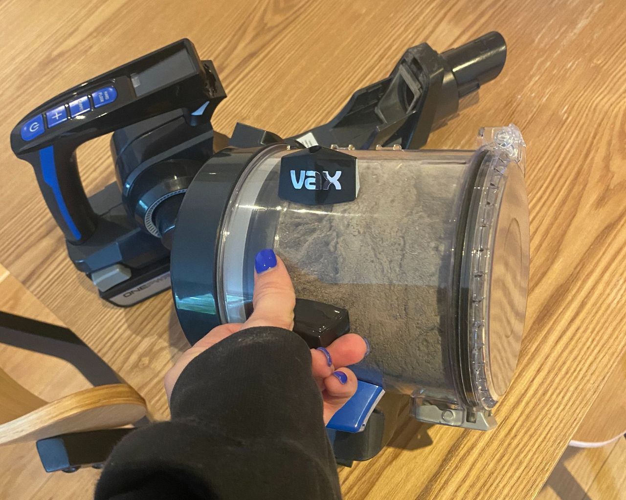 Vax vacuum handheld full with dust