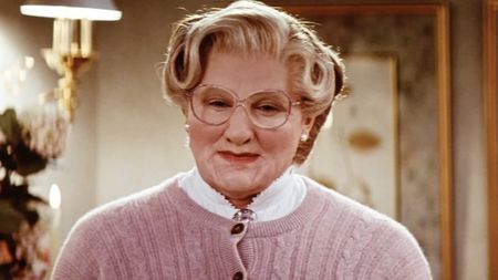 Mrs. Doubtfire meeting children for the first time in Mrs. Doubtfire