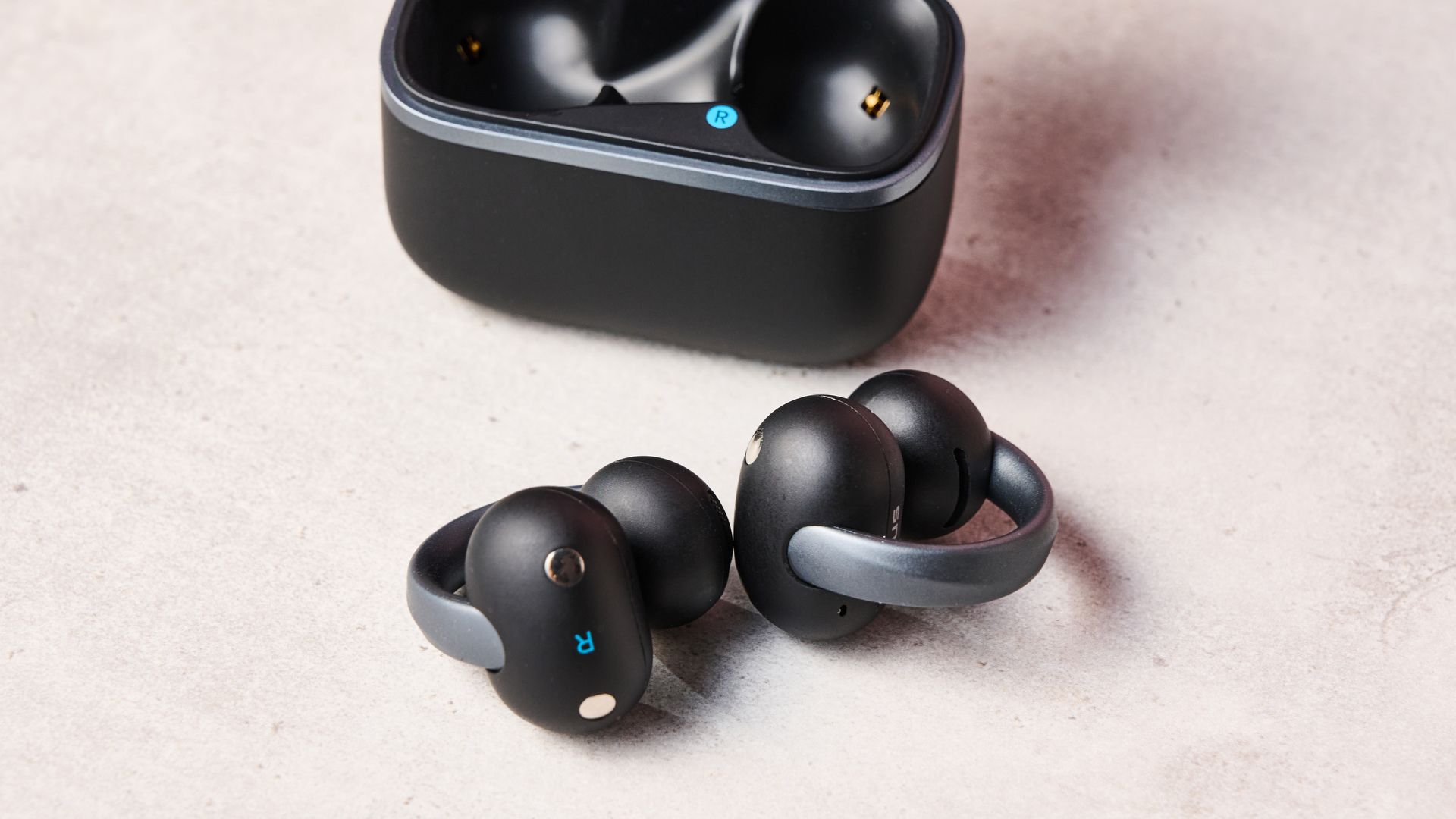 Anker Soundcore AeroClip 2 junto al estuche de carga