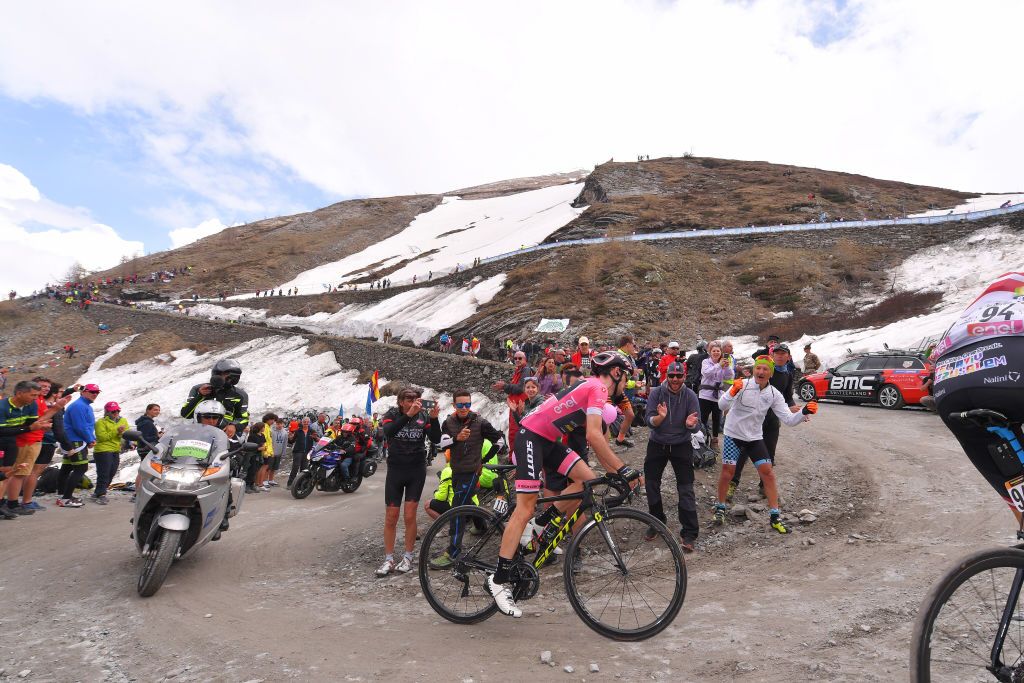 Simon Yates struggles on the Finestere