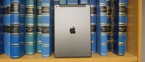 Bagsiden af iPad 2020 stående på højkant foran bøger