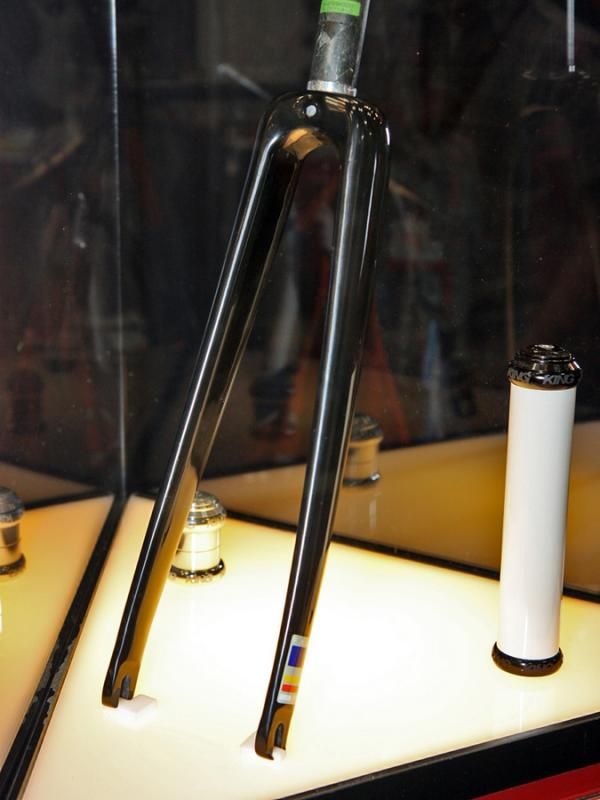 Pegoretti's new fork design still uses a conventional 1 1/8" straight steerer but an oversized crown and blades to match with the proprietary oversized head tube.