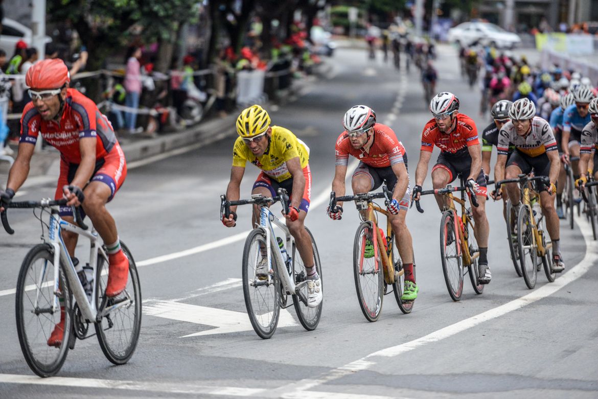 Rahim Emami (Pishgaman Giant Team) heads for another overall win