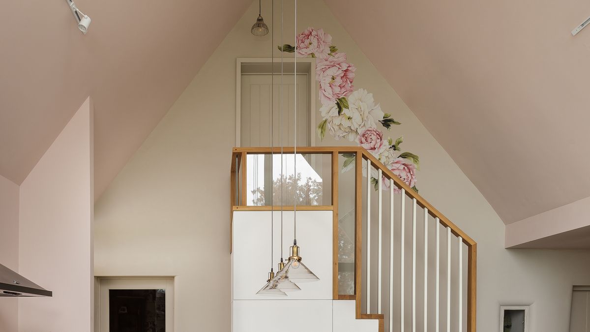 Stairway Wall Ideas: How To Design A Stunning Staircase | Homebuilding