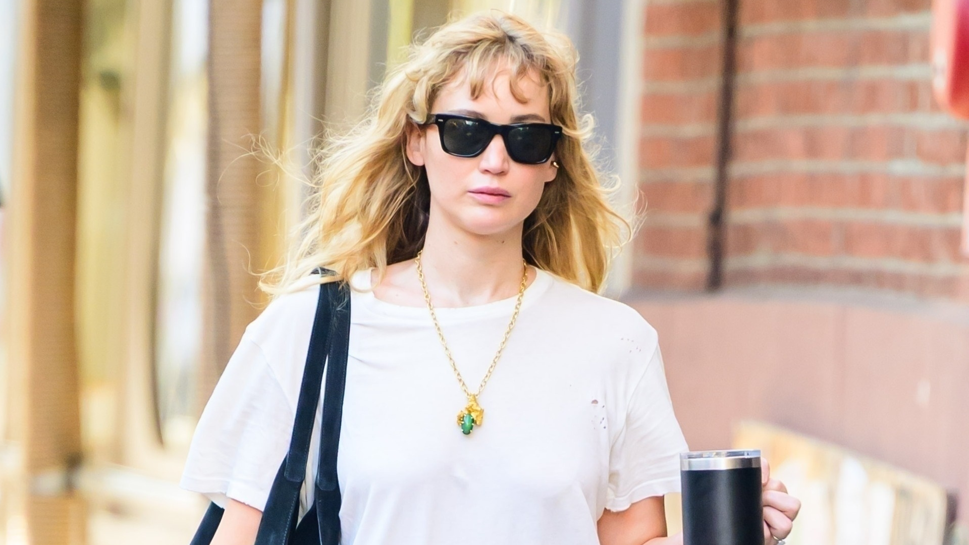 Jennifer Lawrence dressed up her seemingly simple outfit with fall&#039;s suede bag trend