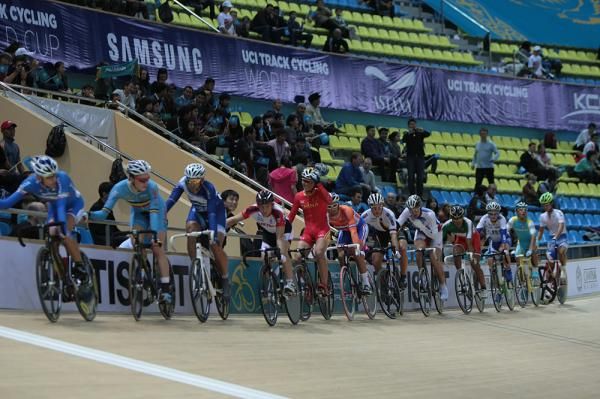 The men line up for the scratch race.