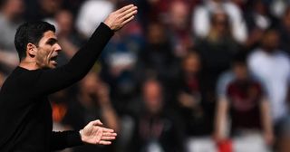 2023年4月16日，阿森纳主帅米克尔·阿尔特塔在英超西汉姆联队对阵阿森纳的比赛中做出反应。