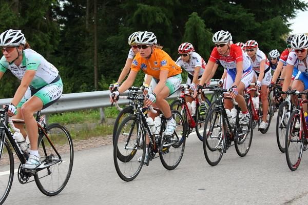 Looked after by her teammates, Annemiek Van Vleuten (Nederland Bloeit) in the leader's jersey