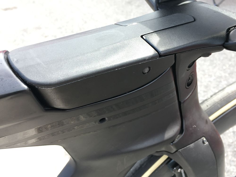 The integrated stem/fork features 'Hidden Brake Booster Technology'
