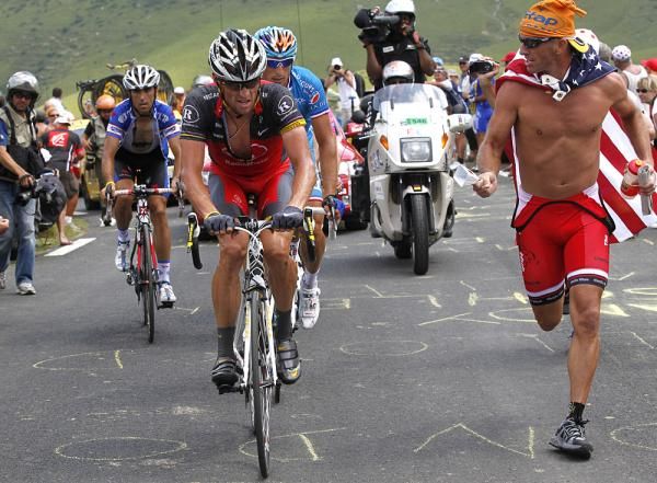 Lance Armstrong is encouraged by an American fan.