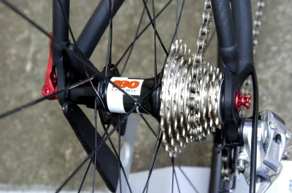 The Fast Forward F2R wheelset uses a DT 190 ceramic bearing hubset.