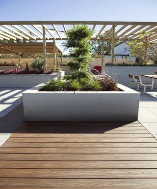 Wide planting bed in the middle of a flat composite deck