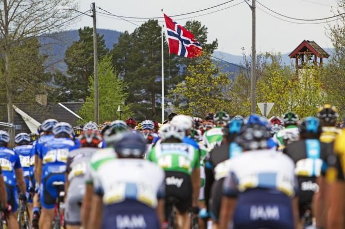 The Norwegian flag flies high during stage 3