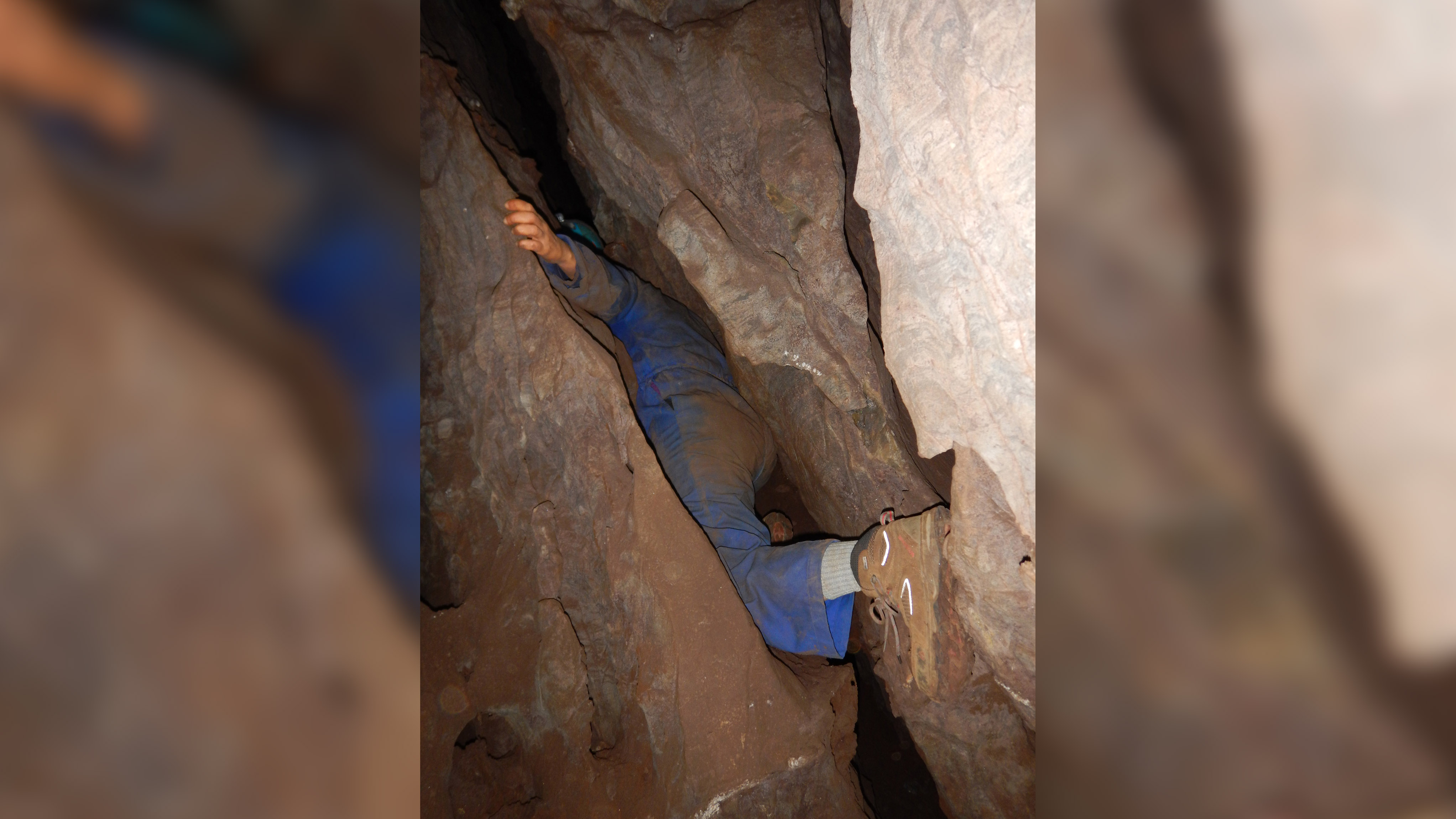 Mitglieder des Forschungsteams, die die Höhle erkundeten, mussten sich bei der Erkundung des Labyrinths der Gänge, in denen Leti gefunden wurde, durch kaum 15 cm breite Räume quetschen.