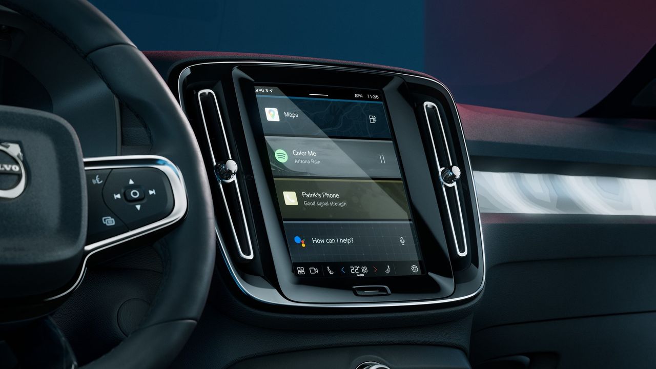 Steering wheel and central touch screen on the dash of the Volvo C40 Recharge