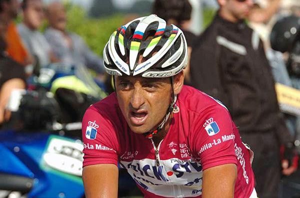 Paolo Bettini (Quick.Step - Innergetic) rolls in.