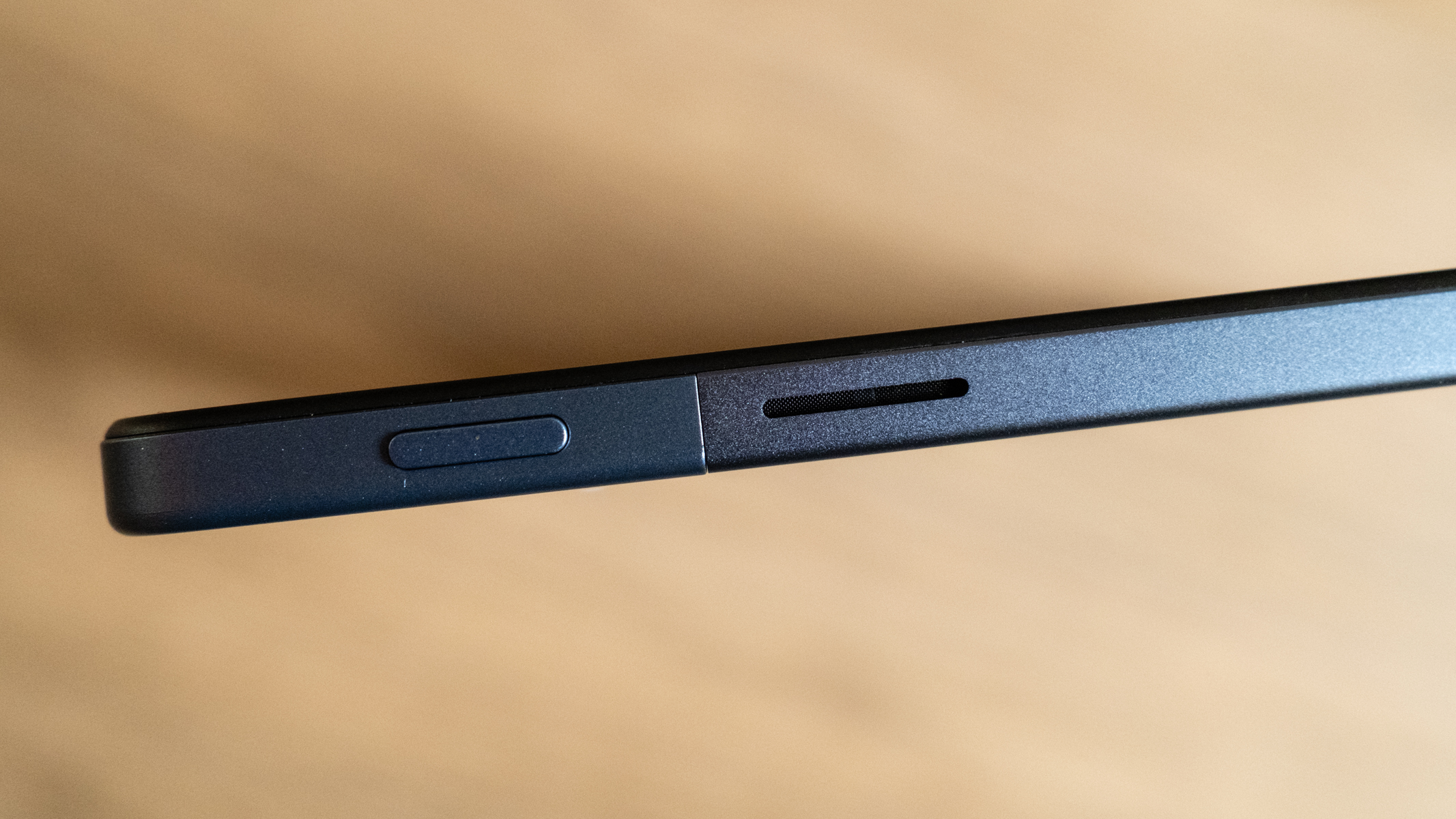 Oppo Pad SE on/off switch on the side