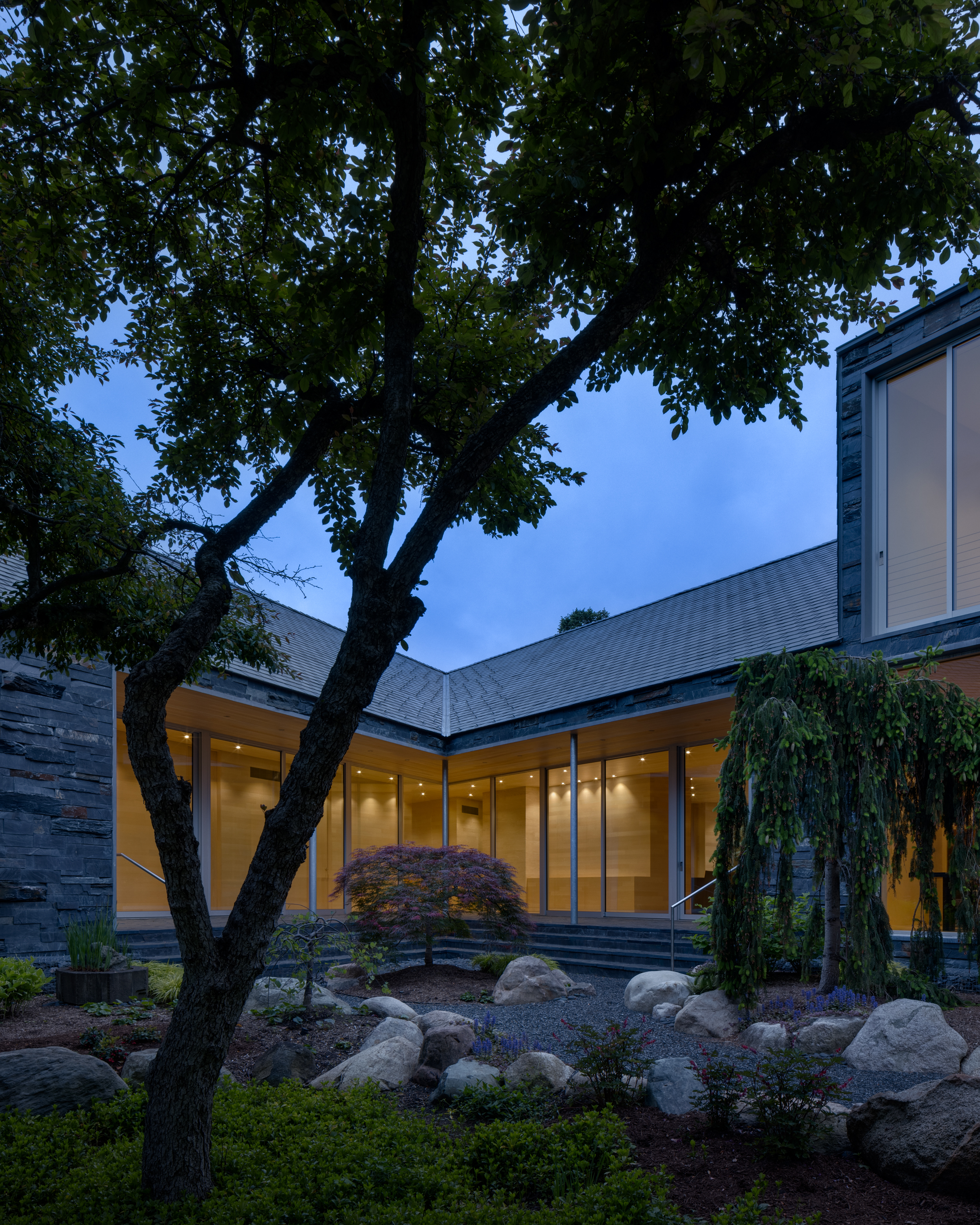 Michigan Lakeside house by Disbrow Iannuzzi with minimalist interiors