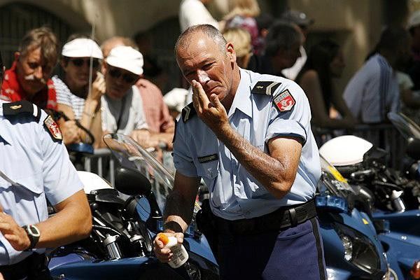 Sun protection is indeed important but the French police relies on sun screen.