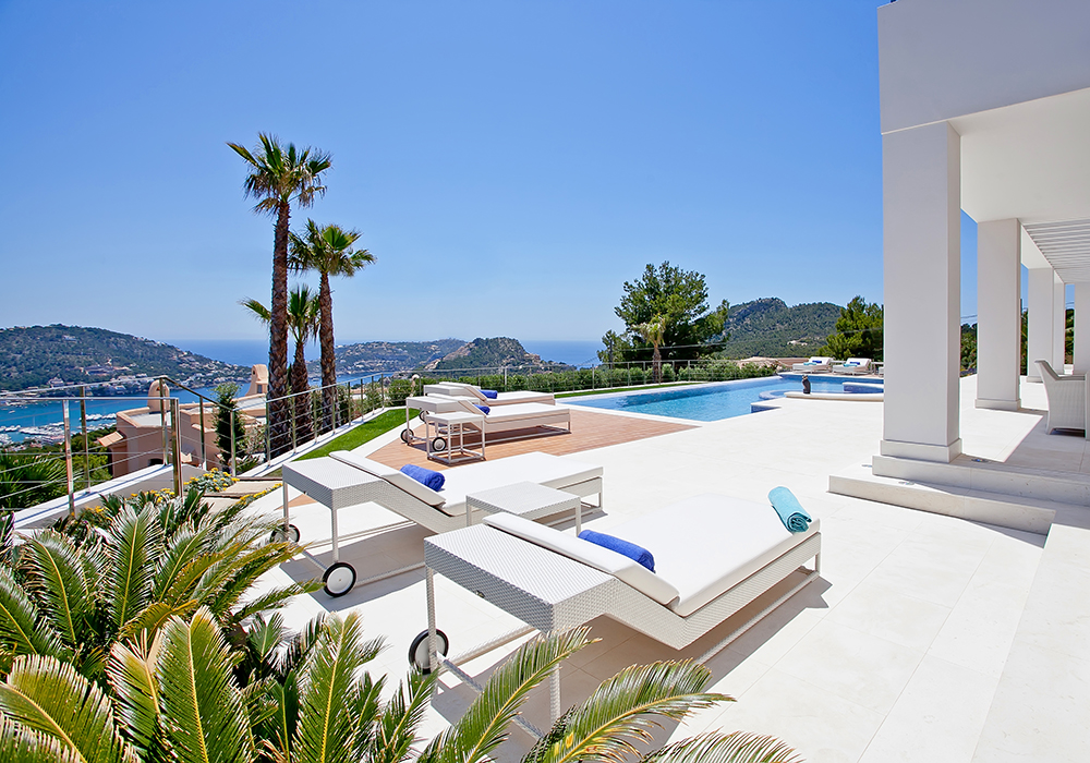 villa with swimmin pool and chairs