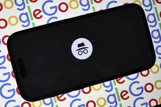 Una pestaña del Modo incógnito de Google abierta en un teléfono móvil, sobre un fondo multicolor formado por un logotipo de Google repetido.