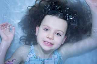Home photography ideas: Fun family portraits in the bath!