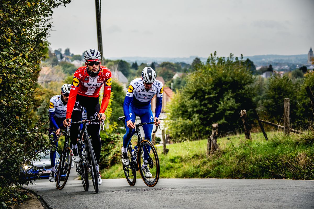The riders tackle the Hotondberg
