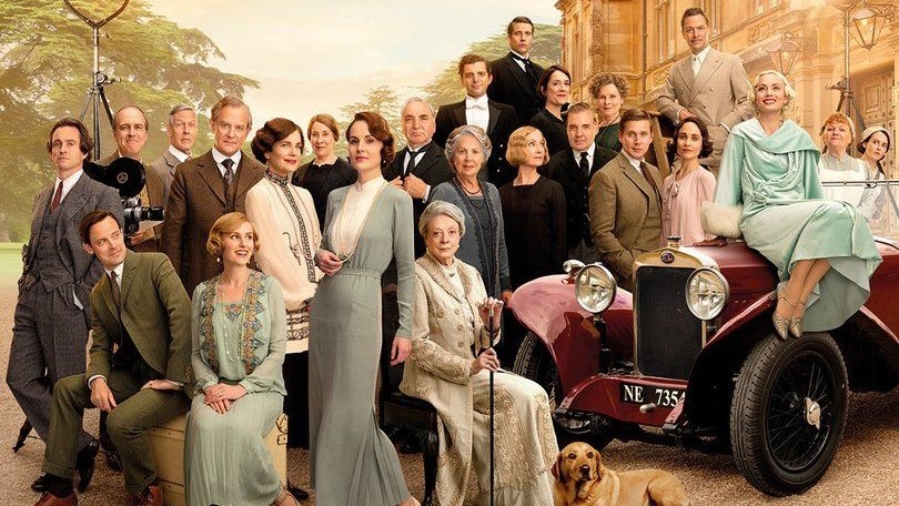 Downton Abbey - hele familien og tjenerstab samlet foran Downton Abbey