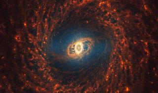 Una dintre galaxiile spirale nou fotografiate de telescopul spațial James Webb
