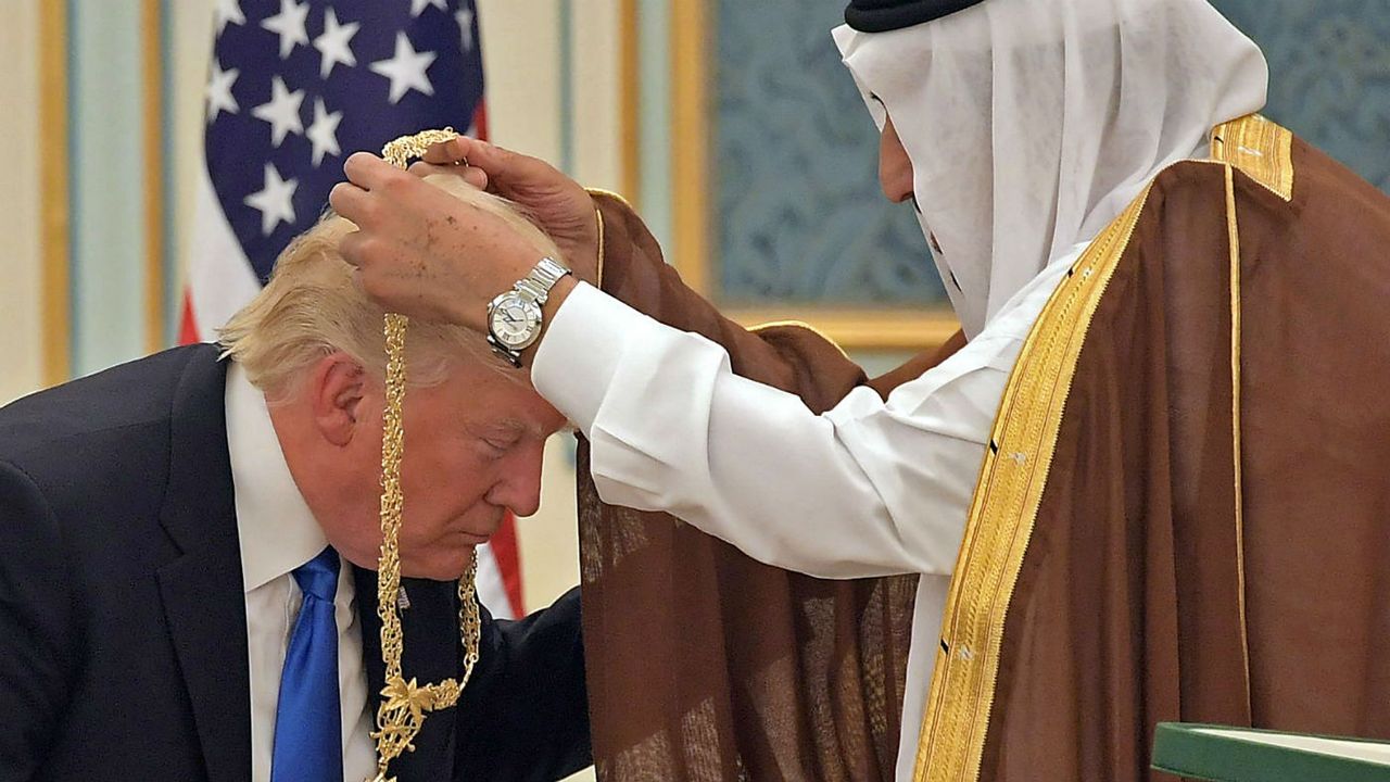 Donald Trump receives the Order of Abdulaziz al-Saud medal from Saudi Arabia&amp;#039;s King Salman bin Abdulaziz al-Saud