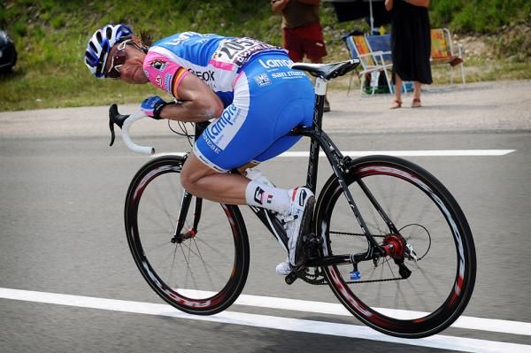 Danilo Hondo (Lampre) demonstrates his descending technique.
