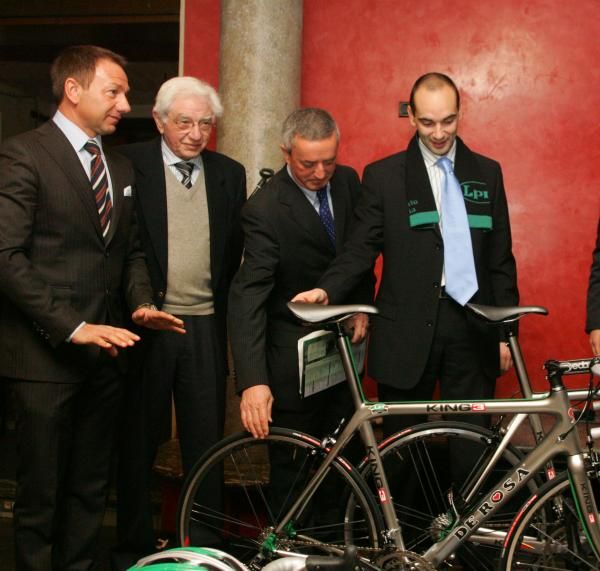 Ugo De Rosa, 2nd left, with his bike frames