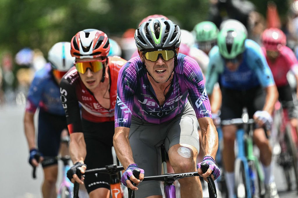 INEOS Grenadiers team's Dutch rider Thymen Arensman (L) and Team Jayco AlUla team's Australian rider Ben O'Connor (R) cycle with of the pack of riders (peloton) in the ascent of Cote de Loubeyrat during the 10th stage of the 112th edition of the Tour de France cycling race, 165.3 km between Ennezat and Le Mont-Dore Puy de Sancy, in central France, on July 14, 2025. (Photo by Marco BERTORELLO / AFP)