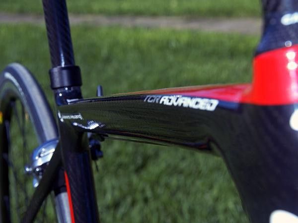 The top tube of the TCR Advanced is vaguely trapezoidal in profile.