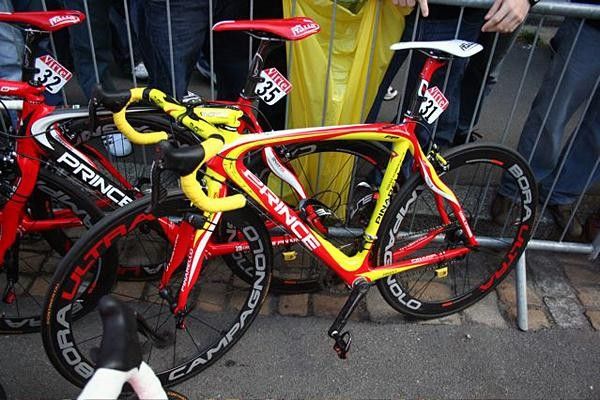 Alejandro Valverde Belmonte (Caisse d'Epargne) came prepared with a special edition Pinarello Prince