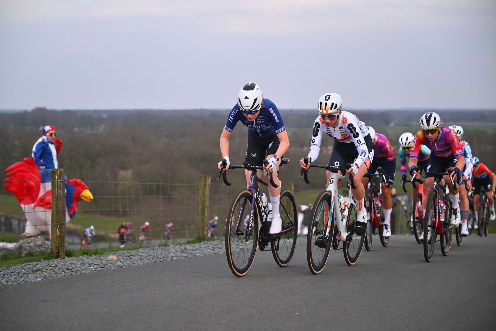 Puck Pieterse (Fenix-Deceuninck), Pfeiffer Georgi (dsm-firmenich PostNL) and Lorena Wiebes (SD Worx-Protime) claim the VAM-berg