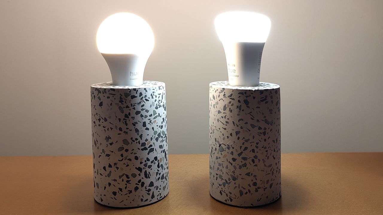 Philips Hue Essential and regular Philips Hue bulbs in identical table lamps