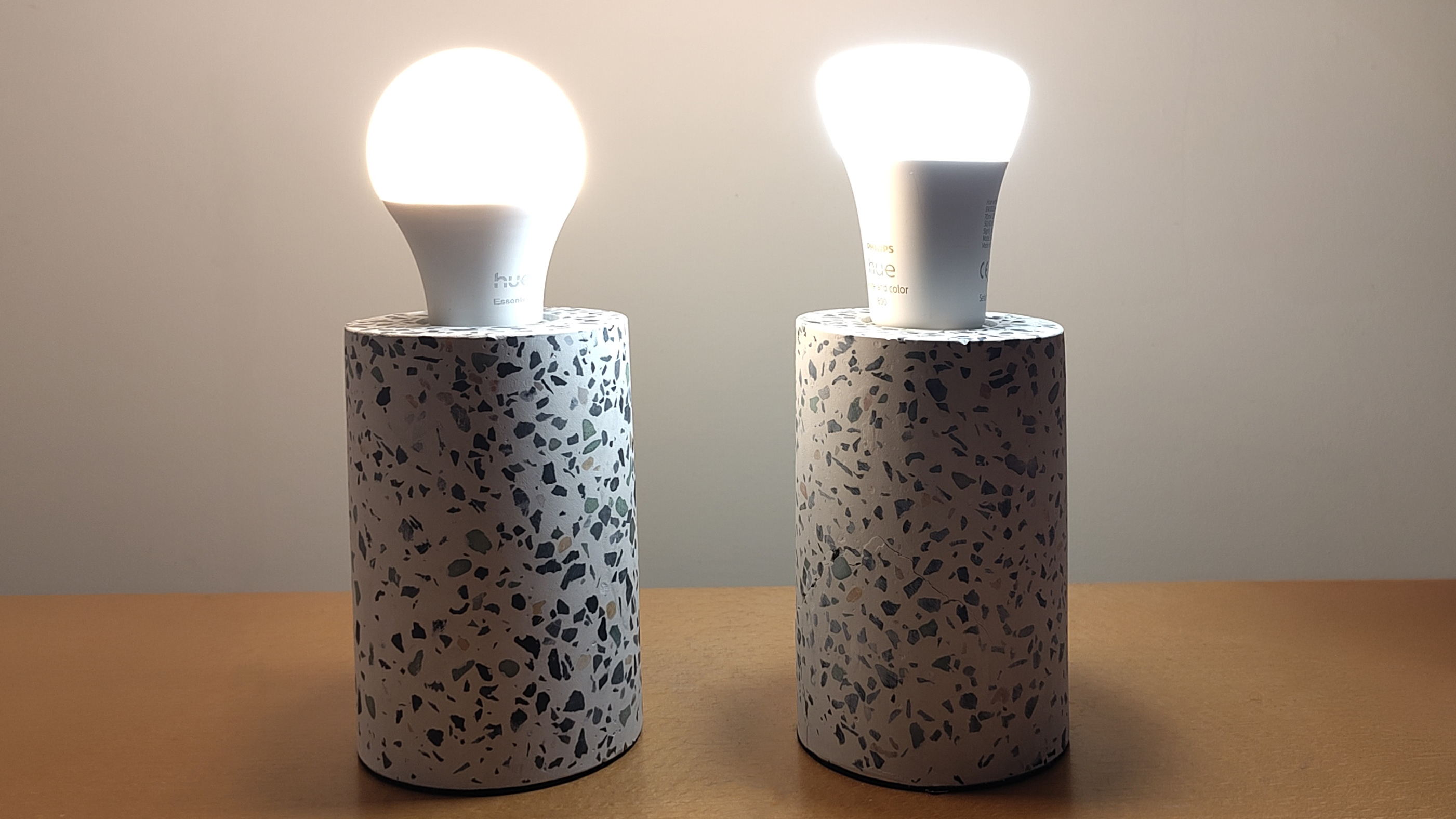 Philips Hue Essential and regular Philips Hue bulbs in identical table lamps