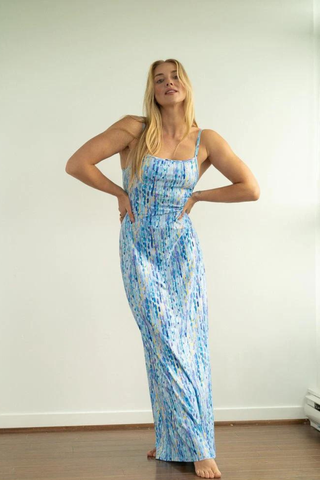 long, form-fitting blue patterned dress