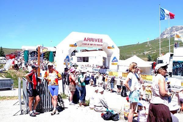 Crowd at the finish.
