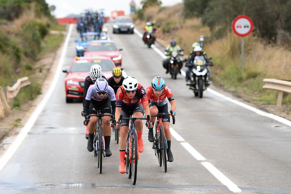 The peloton on stage 2 of La Vuelta Femenina 2024